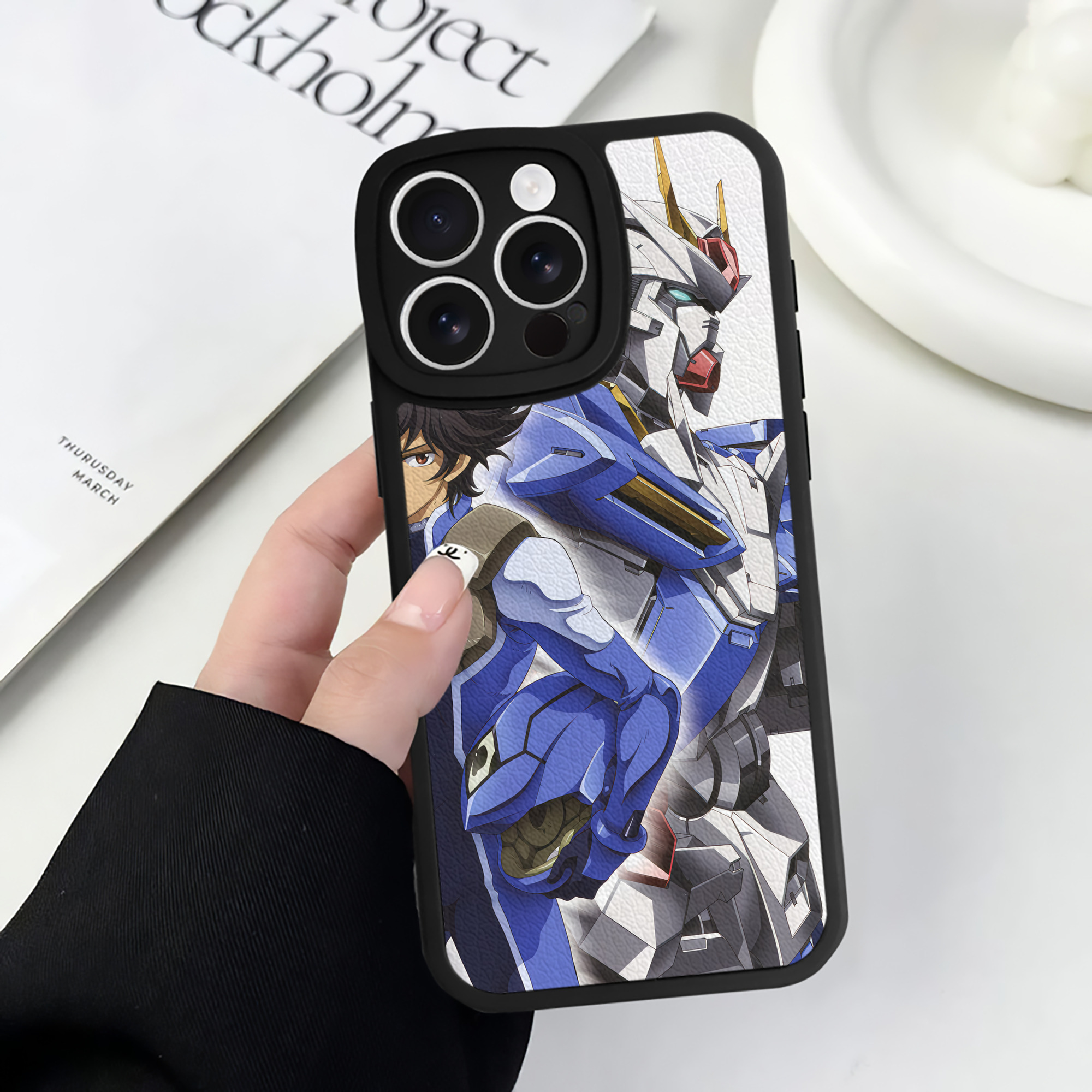 （画像用） 機動戦士ガンダム Mobile Suit Gundam 【iPhone 16シリーズ対応】シリコンスマホケース（レザー調） 材質：シリコン